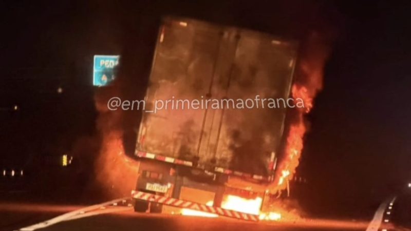 Caminhão carregado com farinha pega fogo na rodovia Cândido Portinari, em Restinga