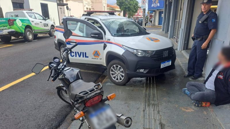 Motociclista desobedece ordem de parada, foge e acaba detido pela GCM no Centro