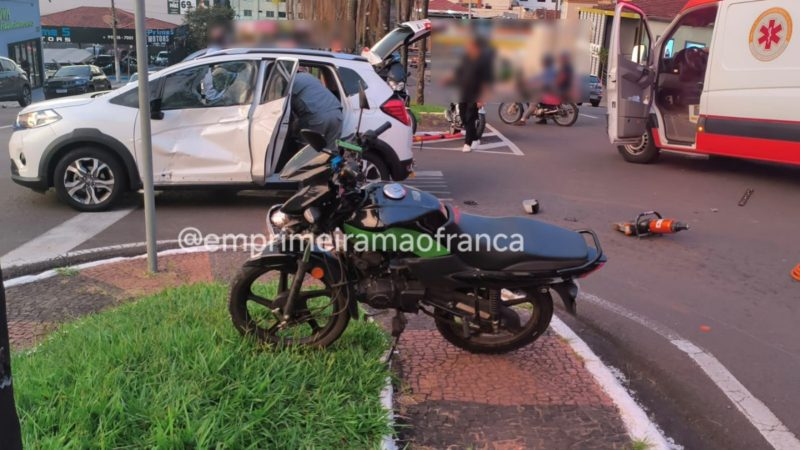 Duas pessoas ficaram feridas após colisão entre carro e moto em avenida de Franca