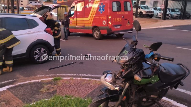 Duas pessoas ficaram feridas após colisão entre carro e moto em avenida de Franca