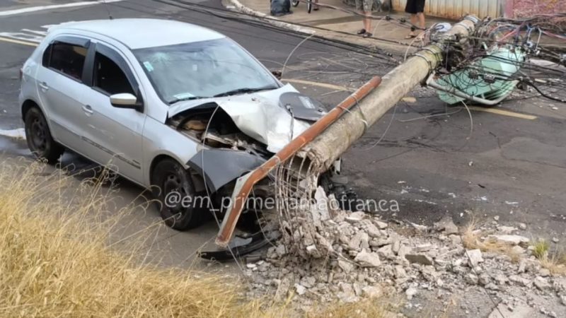 Motorista perde controle de veículo, colide e derruba postes em Franca