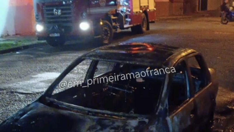 Carro fica destruído após pegar fogo na Vila São Sebastião, em Franca