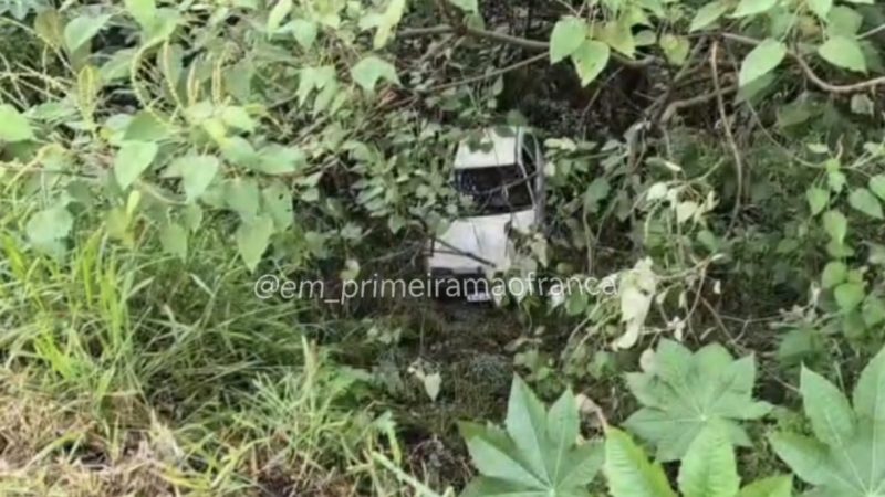 Motorista sai ileso após carro cair em barranco em avenida de Franca