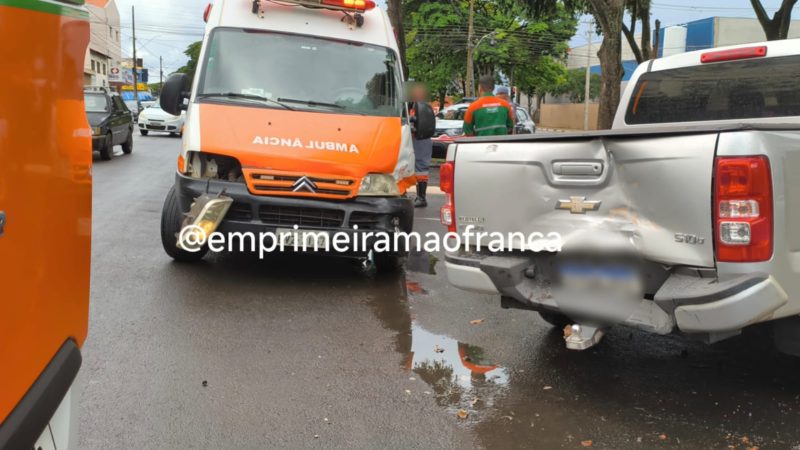 Ambulância particular se envolve em acidente e paciente vem a óbito