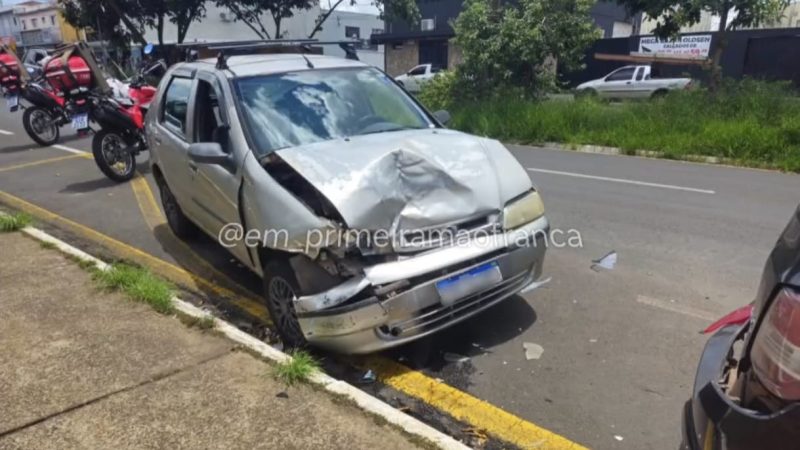 Motorista perde controle de veículo e colide com carro estacionado em Franca
