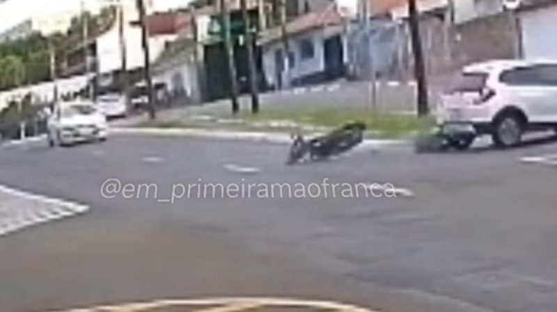 Câmera registrou momento em que motorista avançou o pare e causou grave acidente em avenida de Franca