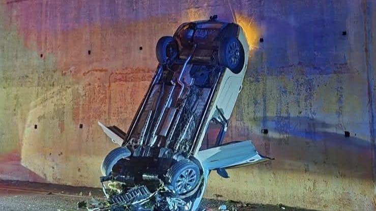 Casal sobrevive após carro cair de viaduto em rodovia da região