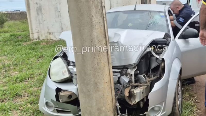 Motorista fica ferida após colidir contra poste em Franca