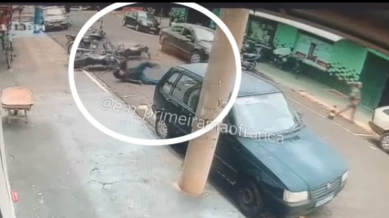 Colisão traseira entre carro e moto deixa motociclista ferido em Franca