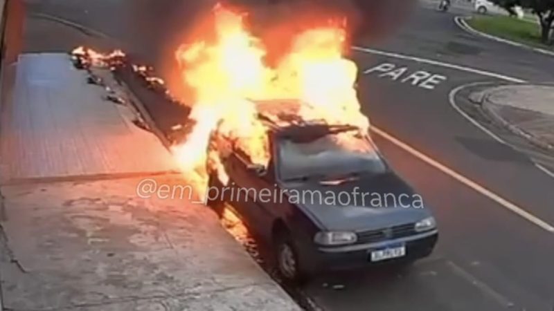 Veículo fica destruído após pegar fogo no Jardim São Luiz, em Franca