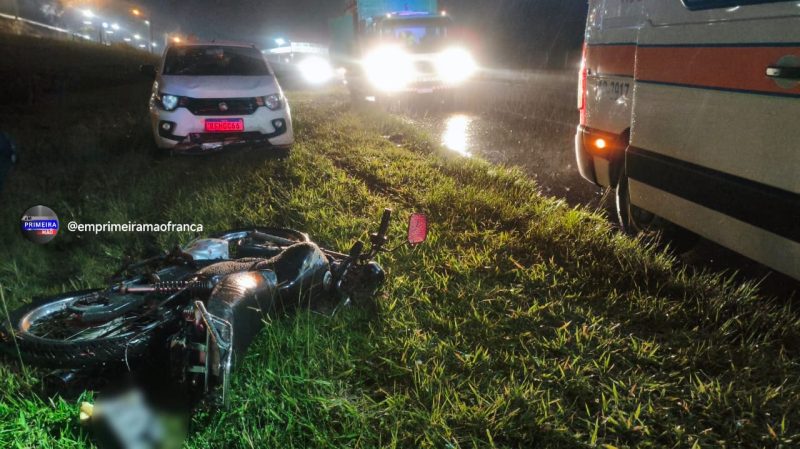 Colisão traseira entre carro e moto por pouco não termina em tragédia em Franca
