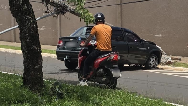 Jovem perde controle de veículo após abelha entrar no carro e atinge poste em avenida de Franca