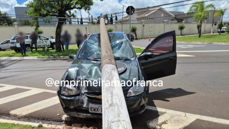 Jovem perde controle de veículo após abelha entrar no carro e atinge poste em avenida de Franca