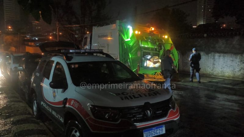 Caminhão da Seleta se envolve em acidente na Vila Industrial, em Franca