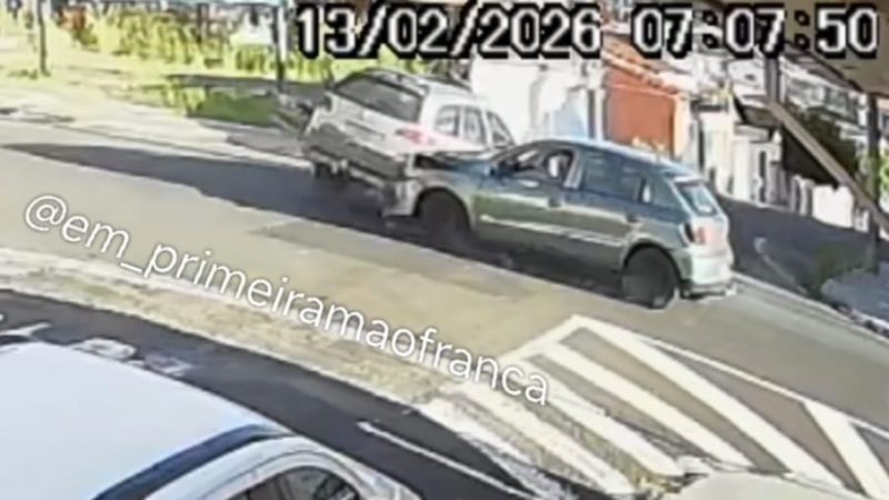 Câmera de segurança registra colisão entre dois carros em cruzamento de Franca