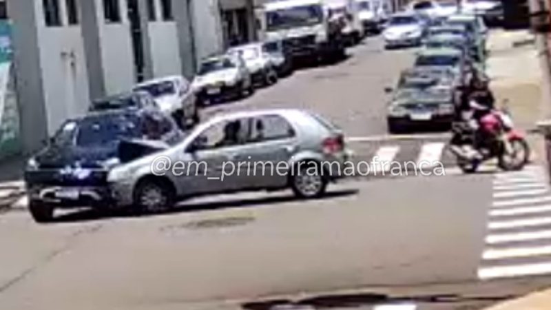 Dois motoristas ficaram feridos após colisão em cruzamento da Vila Aparecida, em Franca