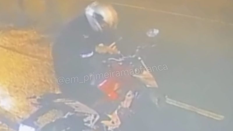 Câmera de segurança registra furto de motocicleta na Vila Aparecida, em Franca