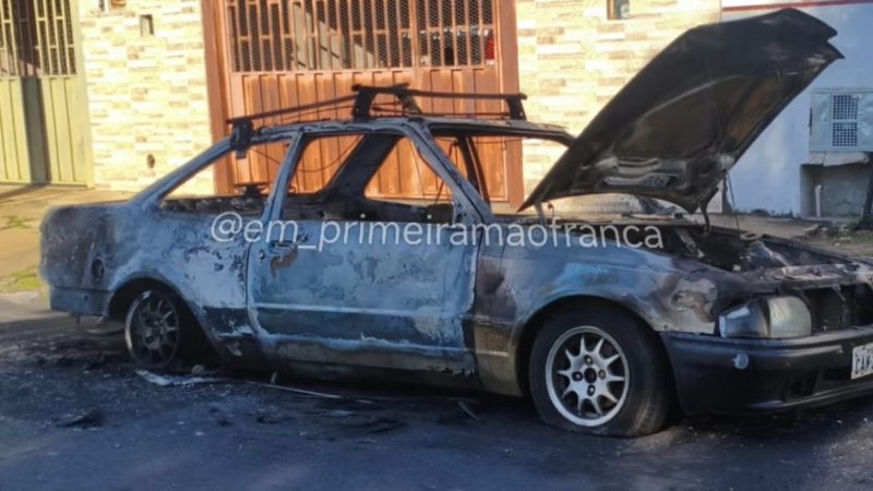 Dois carros foram incendiados durante a madrugada em Franca; um deles ficou destruído