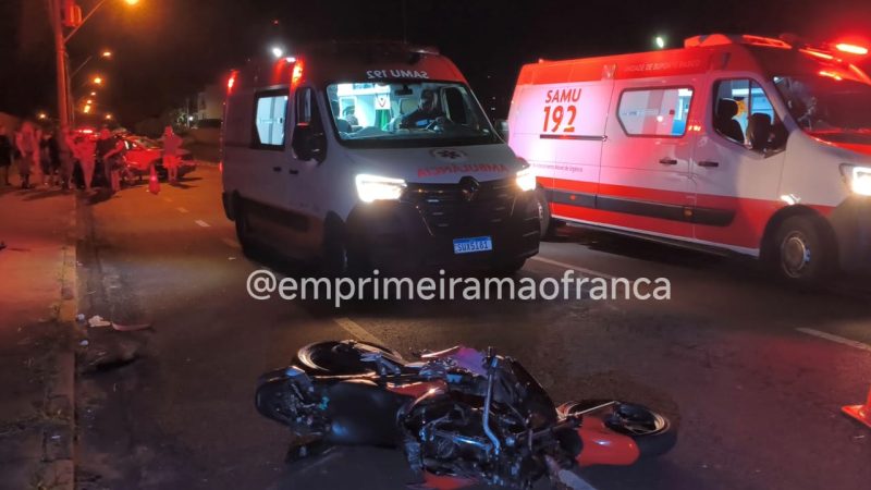 Entregador é socorrido em estado gravíssimo após colidir contra alambrado em avenida de Franca