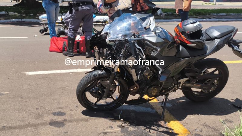 Dois motociclistas ficaram feridos após colisão em avenida de Franca