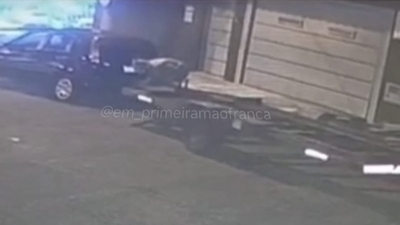 Criminosos são flagrados por câmeras de segurança furtando carretinha em Franca