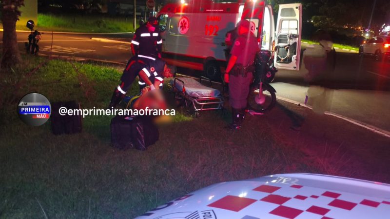 Motociclista fica ferido após passar reto em rotatória em Franca