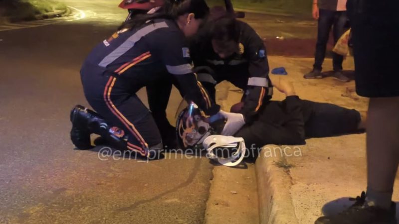 Jovem perde controle de moto e colide em muro de residência em Franca