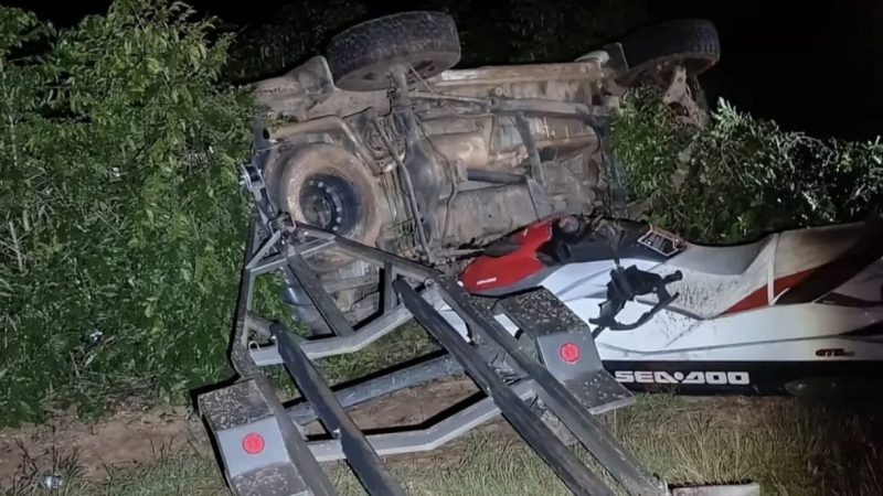 Motorista perde controle e caminhonete tomba em vicinal da região