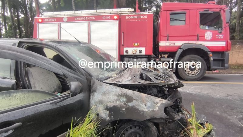 Carro pega fogo e fica parcialmente destruído no Parque do Horto, em Franca