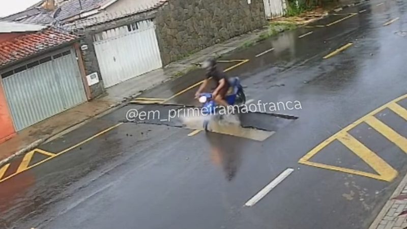 Câmera registra momento em que motociclista cai em buraco na rua Washington Luís
