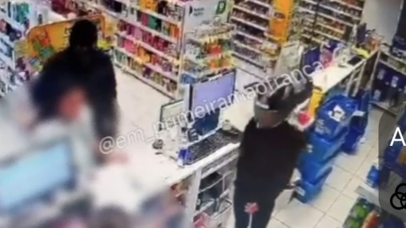 Criminosos usam arma de choque para roubar dinheiro e canetas emagrecedoras de drogaria  