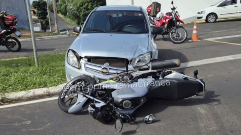 Colisão entre carro e moto deixa motociclista ferido em avenida de Franca