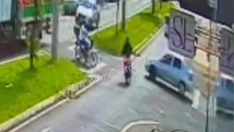 Câmera registra momento em que motorista avança sinal de pare e deixa motociclista ferido