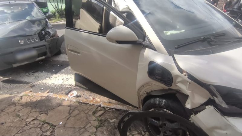 Motorista avança parada obrigatória e provoca acidente no Centro de Franca