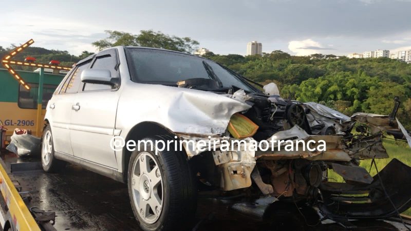 Motorista perde controle de veículo e colide contra defensa metálica na Fábio Talarico