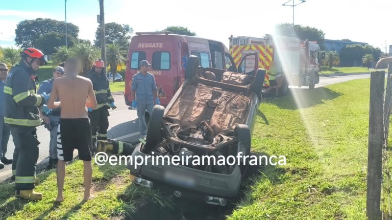 Carro capota após acidente em rotatória de Franca