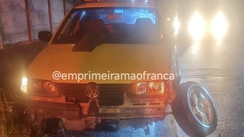 Motorista bate carro em caçamba sem sinalização em Franca