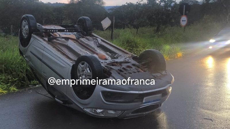 Carro capota após aquaplanagem no trevo do Paiolzinho, em Franca