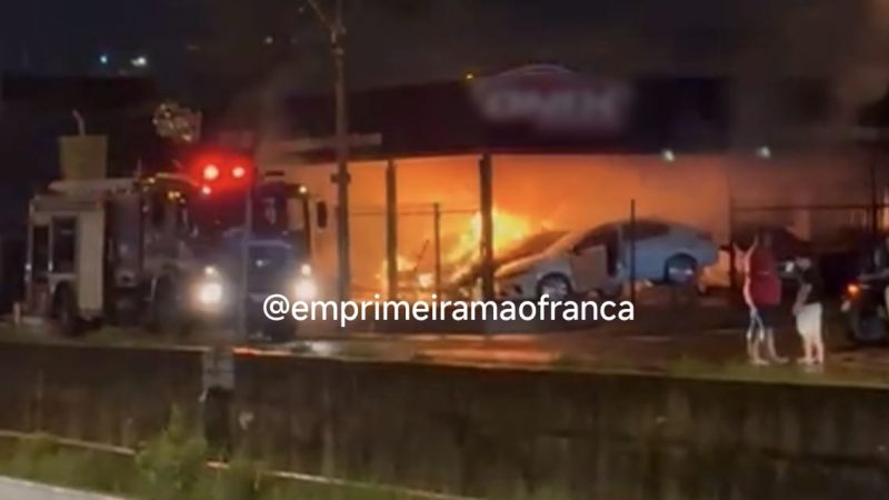 Veículos são destruídos por incêndio em garagem na Avenida Dr. Hélio Palermo