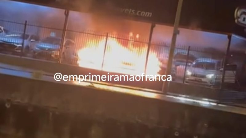 Veículos são destruídos por incêndio em garagem na Avenida Dr. Hélio Palermo
