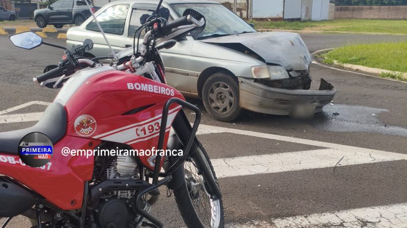 Três pessoas foram socorridas após uma colisão entre dois veículos em rotatória de Franca