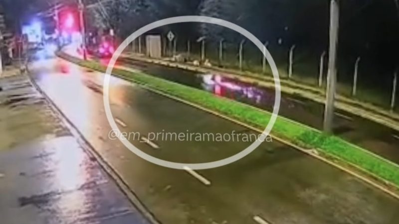 Motociclista fica ferido após escorregar em óleo e cair em avenida de Franca