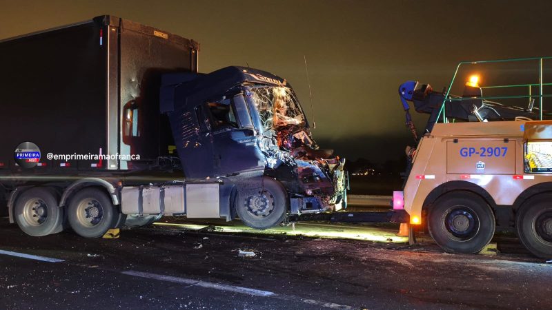 Colisão traseira entre duas carretas por pouco não termina em tragédia em rodovia de Franca