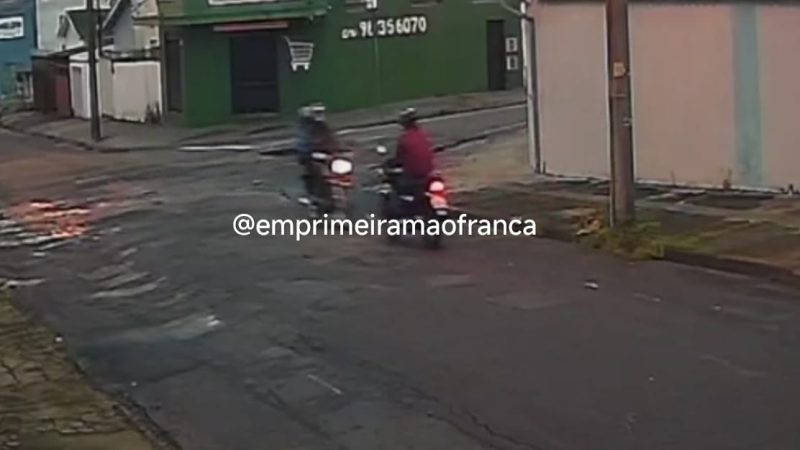 Câmera de segurança registrou colisão frontal entre duas motos no Jardim São Luiz, em Franca