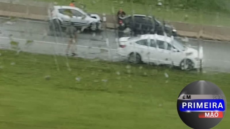 Acidente entre três veículos provoca congestionamento na Cândido Portinari, em Franca