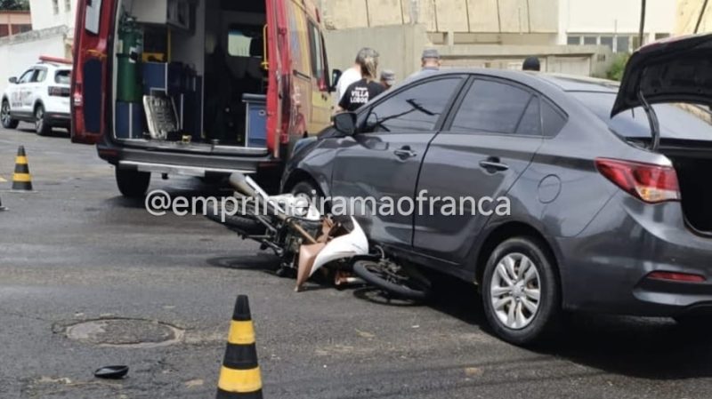 Moto vai parar debaixo de carro após acidente em cruzamento de Franca