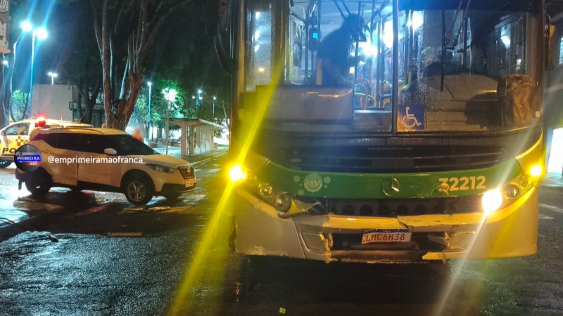 Motorista avança sinal de parada obrigatória e é atingido por ônibus em Franca