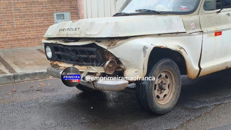 Câmeras de segurança registram caminhonete colidindo contra caçamba na Vila Rezende