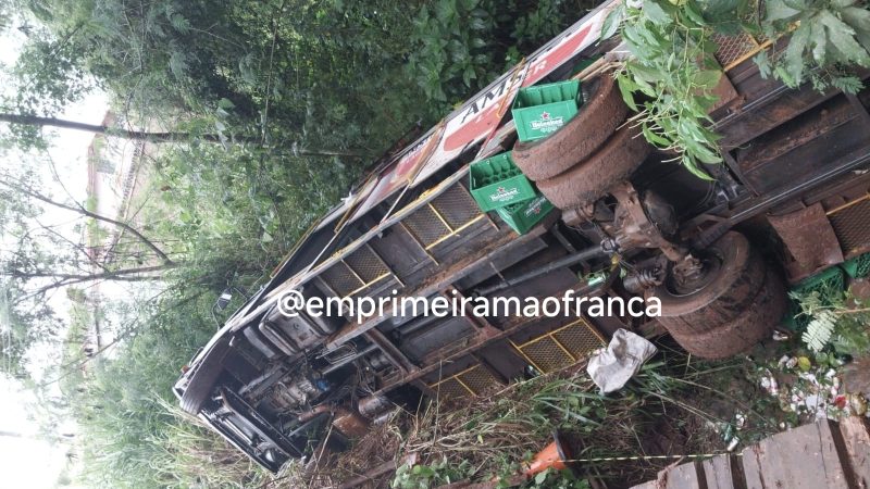 Caminhão carregado de cerveja despenca de ponte na região