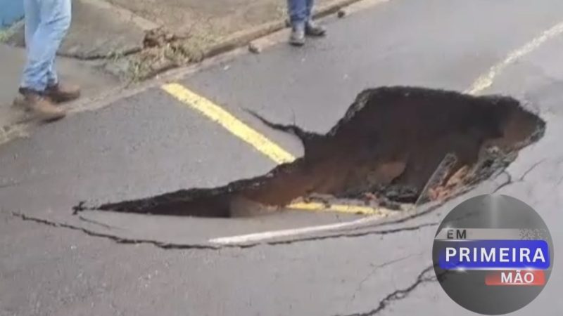 Cratera se abre e interdita rua movimentada em Franca